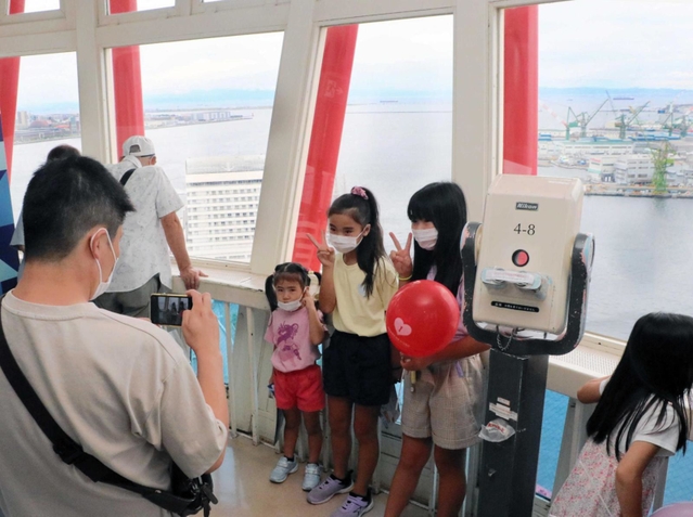 改修前の最後の営業日に、展望フロアで記念写真を撮る子どもたち＝神戸市中央区波止場町