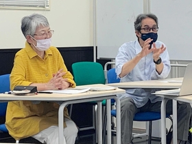 １９７８年に市民中心で保育園を立ち上げた経緯を話す堀内雅代さん（左）と山本健治さん＝神戸市長田区久保町６