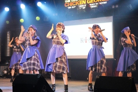新衣装の帽子は青とチェックの２パターン。神戸をイメージしたいかりマークがついている＝神戸市中央区下山手通２