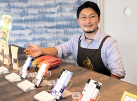 店主の長野亘孝さんと独自のレシピで作ったチョコレート＝神戸市東灘区住吉本町３