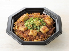 南京町のシェフが監修し、１４日からローソンで販売される「シビ辛麻婆焼そば」（同社提供）