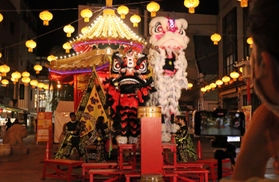 昨年の中秋節で披露された獅子舞。２年連続でオンライン配信となる＝２０２０年１０月、神戸市中央区栄町通１