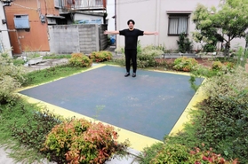 地面が黒板になっているユニークな広場＝神戸市長田区駒ケ林町２、二葉じぞう広場