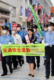 商店街を歩いて啓発する大仁田美咲さん（前列中央）＝神戸市灘区の水道筋商店街