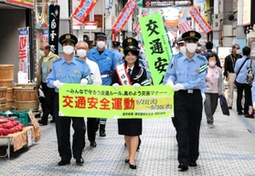 商店街を歩いて啓発する大仁田美咲さん（前列中央）＝神戸市灘区の水道筋商店街