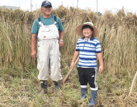 米作りに挑戦した小学３年の新宅佑輔君（右）と師匠の中井知広さん＝神戸市西区神出町宝勢