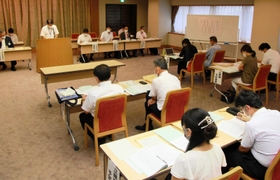 市長選を前に立候補予定者の陣営らが出席した説明会＝神戸市役所