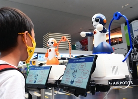 子どもたちを楽しませる神戸空港のロボット＝神戸市中央区神戸空港（撮影・坂井萌香）