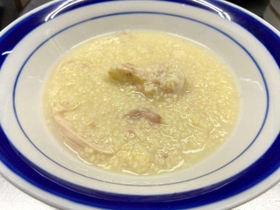 鶏肉のうま味とアワの食感が楽しめる