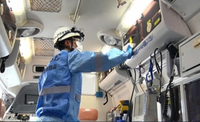 新型コロナ患者の救急搬送後に車内を消毒する救急隊員＝兵庫消防署（神戸市消防局提供）