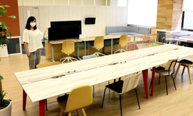 電源やＷｉ－Ｆｉを備えたコワーキングスペース。担当者は「女性の自由な働き方を支えられたら」＝中央区橘通３、市男女共同参画センター