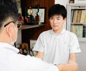 署長感謝状を受け取る森畑陽翔さん＝神戸市須磨区宝田町２、滝川高校