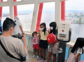 改修前の最後の営業日に、展望フロアで記念写真を撮る子どもたち＝神戸市中央区波止場町