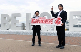 神戸市と事業連携協定を結び、記念撮影するコベルコ神戸スティーラーズの日和佐篤選手（左）と山中亮平選手＝神戸市中央区波止場町、メリケンパーク