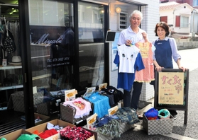 中塚クリーニング「ＲＯＹＡＬ　ＭＩＹＡＢＩ」の代表、中塚雅一さん（左）と妻の恵子さん＝神戸市灘区赤坂通６