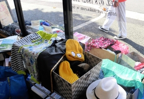 店内に並ぶ古着の子ども服。かわいらしい帽子なども置いてある＝神戸市灘区赤坂通６