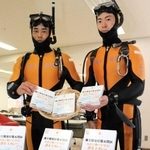 第５管区海上保安本部とエム・シーシー食品がコラボしてできた「潜水士カレー」。潜水士が太鼓判を押す再現度という＝神戸市中央区波止場町