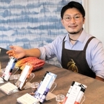 店主の長野亘孝さんと独自のレシピで作ったチョコレート＝神戸市東灘区住吉本町３