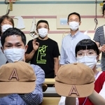 帽子制作に関わった６人。前列左が志方功一さん＝神戸市長田区久保町８