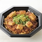 南京町のシェフが監修し、１４日からローソンで販売される「シビ辛麻婆焼そば」（同社提供）