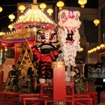 昨年の中秋節で披露された獅子舞。２年連続でオンライン配信となる＝２０２０年１０月、神戸市中央区栄町通１