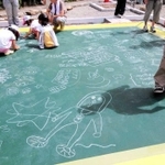 黒板に絵を描いて楽しむ地域住民ら（小國陽佑さん提供）＝神戸市長田区駒ケ林町２、二葉じぞう広場