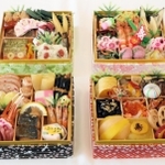 学生が考案したおせち料理。四季にちなんで４段に分け、海外の正月料理のアイデアも取り入れている＝神戸市中央区港島１