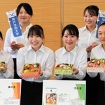 企業と共同でおせち料理を開発した、神戸学院大の学生たち＝神戸市中央区港島１