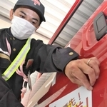 啓発用のステッカーを集配車に貼る郵便局員＝神戸市長田区細田町７、長田郵便局