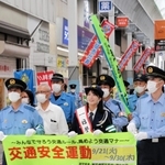 商店街を歩いて啓発する大仁田美咲さん（前列中央）＝神戸市灘区の水道筋商店街