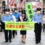 商店街を歩いて啓発する大仁田美咲さん（前列中央）＝神戸市灘区の水道筋商店街