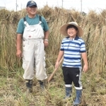 米作りに挑戦した小学３年の新宅佑輔君（右）と師匠の中井知広さん＝神戸市西区神出町宝勢