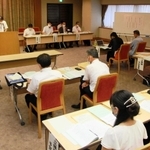 市長選を前に立候補予定者の陣営らが出席した説明会＝神戸市役所