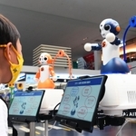 子どもたちを楽しませる神戸空港のロボット＝神戸市中央区神戸空港（撮影・坂井萌香）