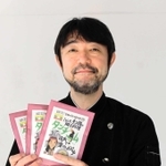 「タンチーム」を手にする本山尚義さん。家族愛の象徴という「サイチョウ」をパッケージに描いた＝神戸市東灘区魚崎南町３