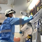 新型コロナ患者の救急搬送後に車内を消毒する救急隊員＝兵庫消防署（神戸市消防局提供）