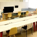 電源やＷｉ－Ｆｉを備えたコワーキングスペース。担当者は「女性の自由な働き方を支えられたら」＝中央区橘通３、市男女共同参画センター