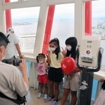 改修前の最後の営業日に、展望フロアで記念写真を撮る子どもたち＝神戸市中央区波止場町