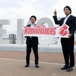 神戸市と事業連携協定を結び、記念撮影するコベルコ神戸スティーラーズの日和佐篤選手（左）と山中亮平選手＝神戸市中央区波止場町、メリケンパーク