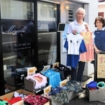 中塚クリーニング「ＲＯＹＡＬ　ＭＩＹＡＢＩ」の代表、中塚雅一さん（左）と妻の恵子さん＝神戸市灘区赤坂通６