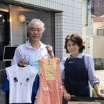 中塚クリーニング「ＲＯＹＡＬ　ＭＩＹＡＢＩ」の代表、中塚雅一さん（左）と妻の恵子さん＝神戸市灘区赤坂通６