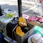 店内に並ぶ古着の子ども服。かわいらしい帽子なども置いてある＝神戸市灘区赤坂通６