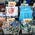 店先に並ぶ古着の子ども服。サイズごとに箱を分けて陳列している＝神戸市灘区赤坂通６