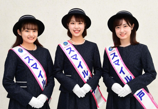 神戸市の親善大使「スマイル神戸」に選ばれた（左から）藤本優さん、磯見朋香さん、萬谷美里さん＝神戸市内（撮影・坂井萌香）