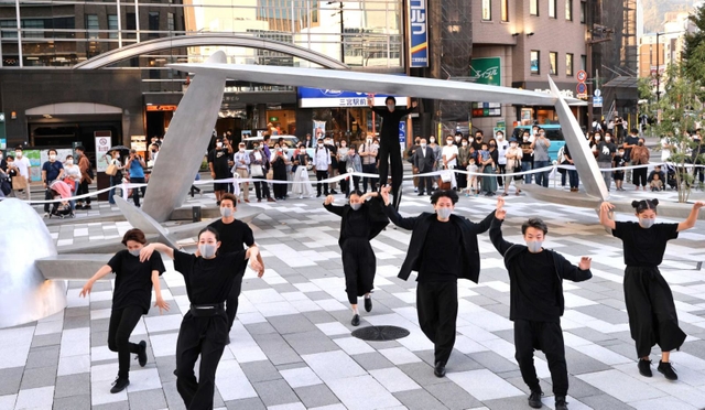 広場全体を使ったオープニングセレモニーでのダンスパフォーマンス＝２日午後、神戸市中央区加納町４（撮影・長嶺麻子）