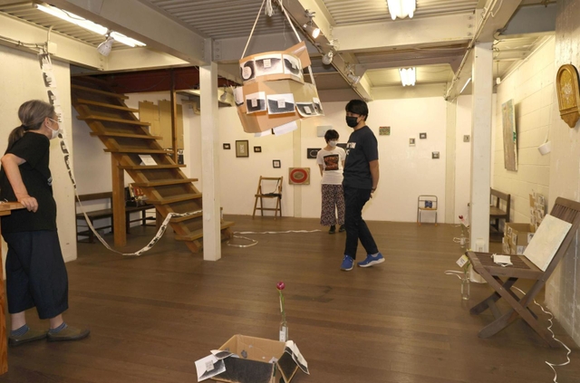 「つながる」と「ワールド」の造語「つながールド」をテーマとした２人展の会場＝神戸市中央区元町高架通、プラネットアース