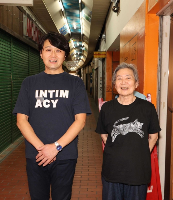 「モトコーのタイムスリップしたような空間が好き」と話す、福本ヒデさん（左）と宮崎みよしさん＝神戸市中央区元町高架通、プラネットアース