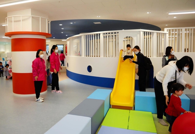 ４月に完成した「こべっこあそびひろば・六甲アイランド」＝神戸市東灘区向洋町中２