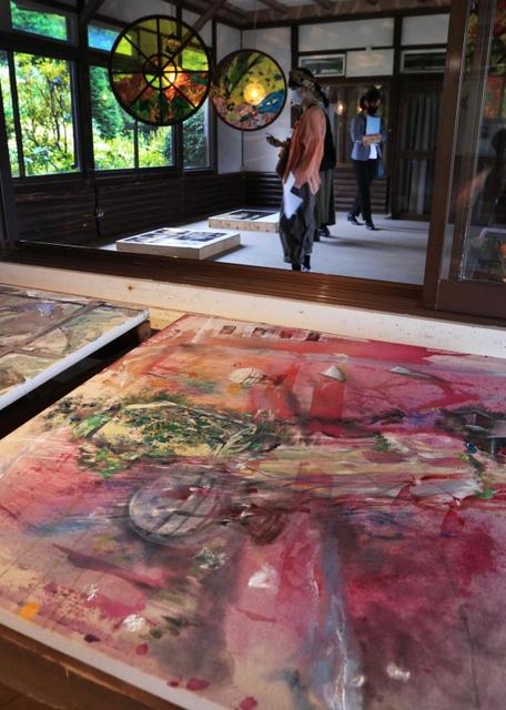 旧パルナッソスの休憩小屋を彩る「山々を泳ぐ方舟」。画家の４人組「パルナソスの池」が旧摩耶観光ホテルで滞在して作り上げた＝神戸市灘区六甲山町（撮影・吉田敦史）