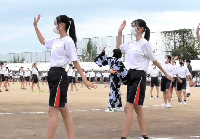 東灘高校の体育祭で、振りを付けた「深江音頭」を披露する生徒たち（同校提供）